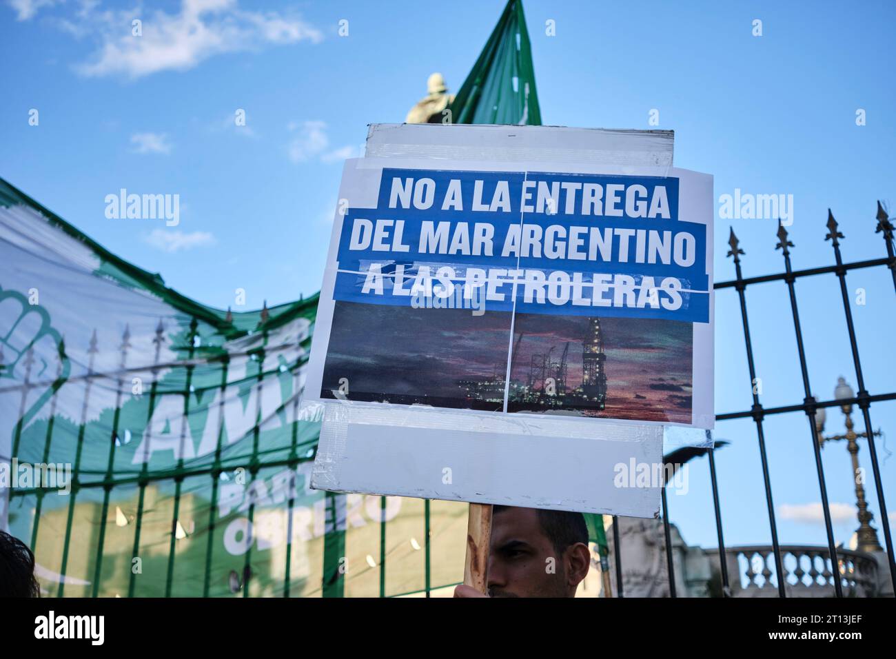 Buenos Aires, Argentinien, 5. oktober 2023: Menschen protestieren gegen seismische Exploration zur Offshore-Ölförderung. Mann mit einem Poster: Nein zur sur Stockfoto