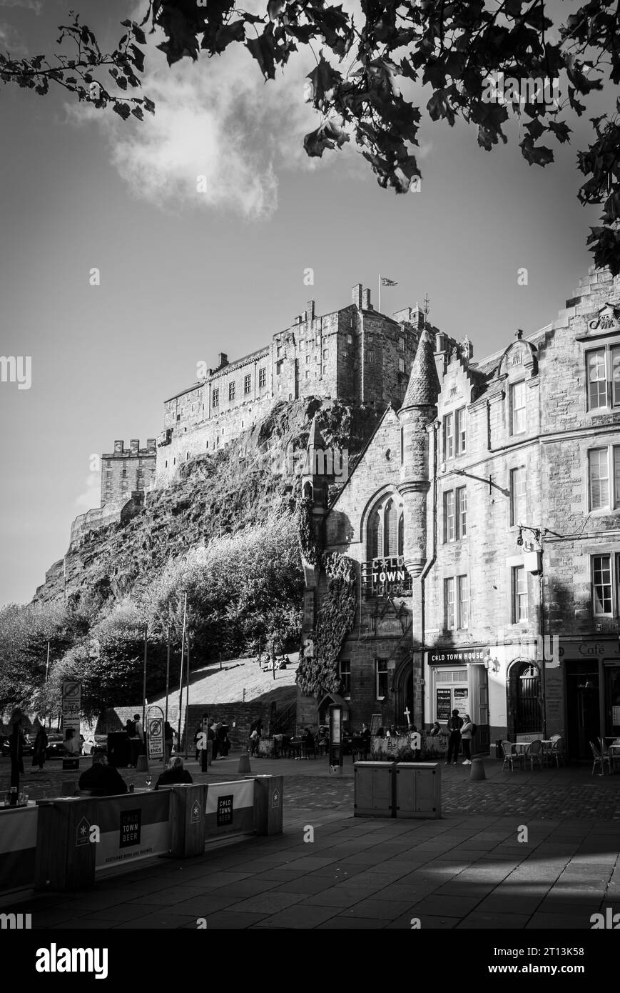 Edinburgh Castle, Schottland, vom Grass Market mit einem Nikon D7200 in Schwarz-weiß mit gelbem Filter Stockfoto
