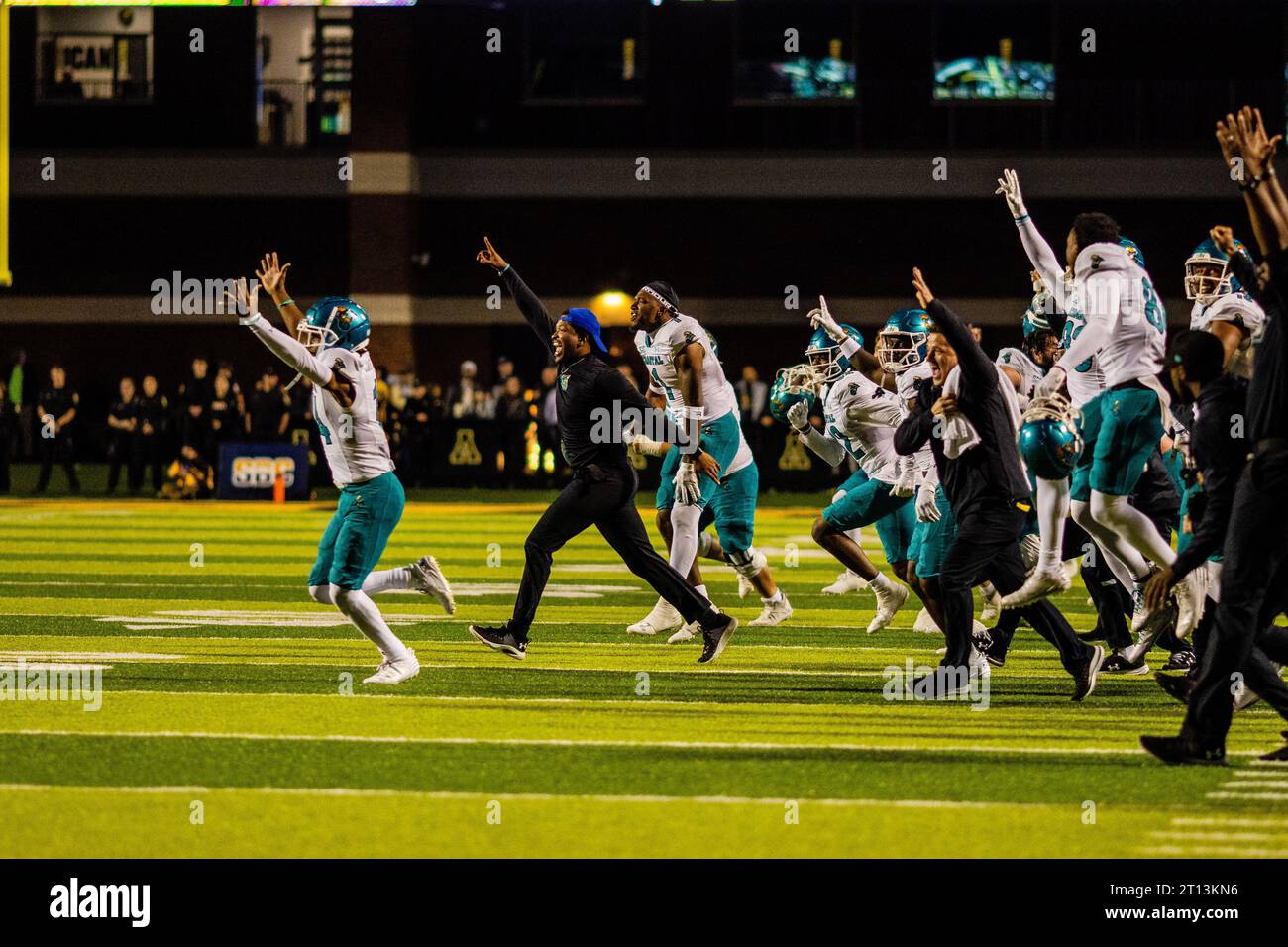 Boone, NC, USA. Oktober 2023. Coastal Carolina Chanticleers stürmen auf das Feld, nachdem sie die Appalachian State Mountaineers im Sunbelt Football Matchup im Kidd Brewer Stadium in Boone, NC, besiegt haben. (Scott Kinser/CSM) (Bild: © Scott Kinser/Cal Sport Media). Quelle: csm/Alamy Live News Stockfoto