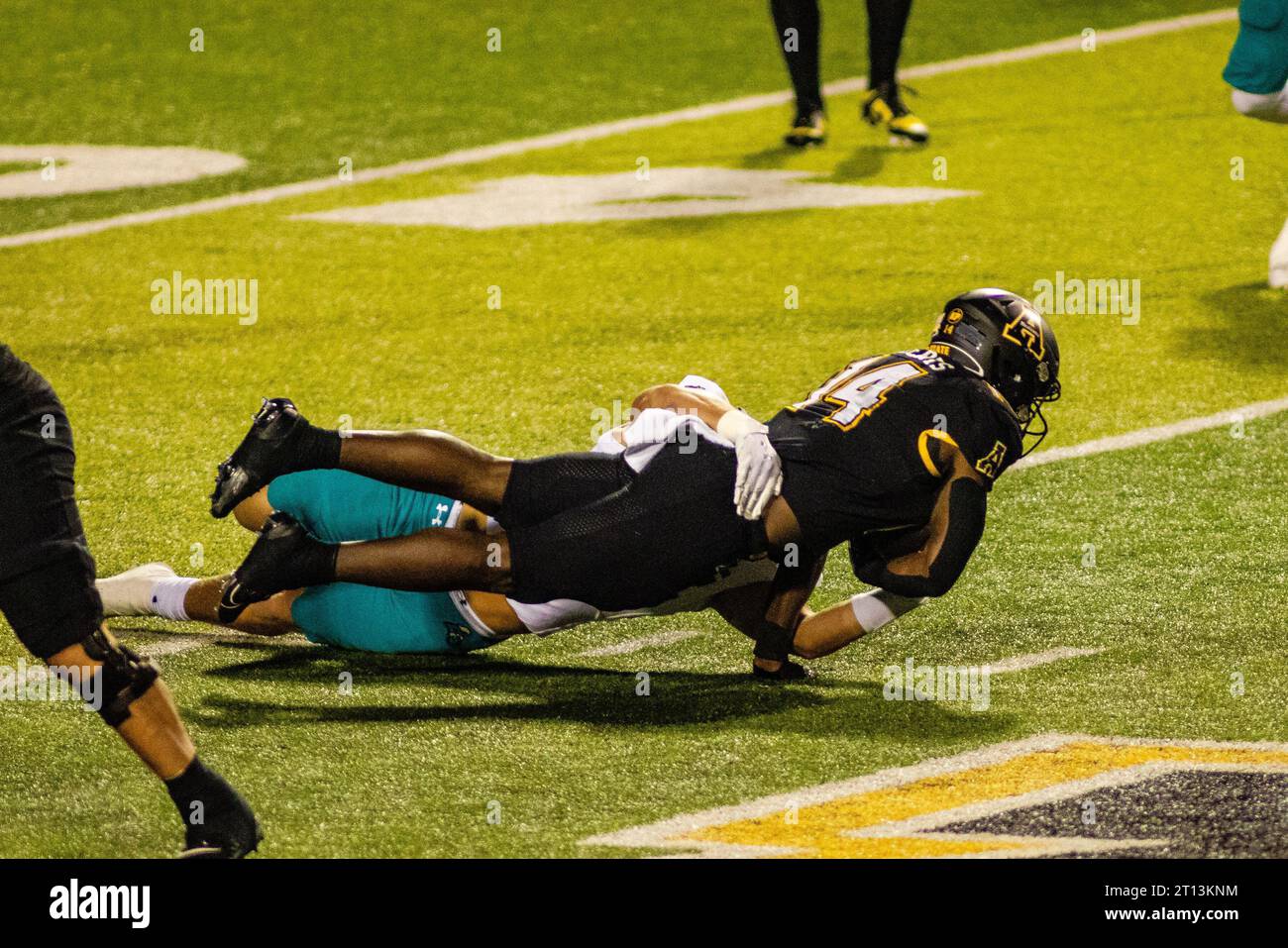 Boone, NC, USA. Oktober 2023. Die Appalachian State Mountaineers Running Back Kanye Roberts (14) taucht im Sunbelt Football Matchup im Kidd Brewer Stadium in Boone, NC, gegen die Coastal Carolina Chanticleers. (Scott Kinser/CSM). Quelle: csm/Alamy Live News Stockfoto