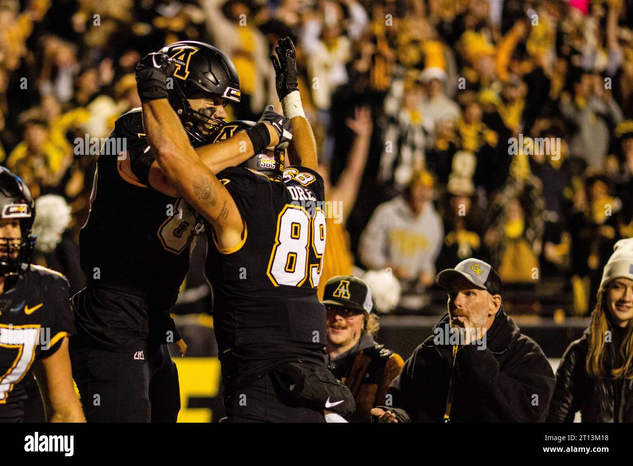 Boone, NC, USA. Oktober 2023. David Larkins (85) feiert seinen Touchdown mit Tight End August Drews (89) während des dritten Viertels des Sunbelt Football Matchups im Kidd Brewer Stadium in Boone, NC. (Scott Kinser/CSM). Quelle: csm/Alamy Live News Stockfoto