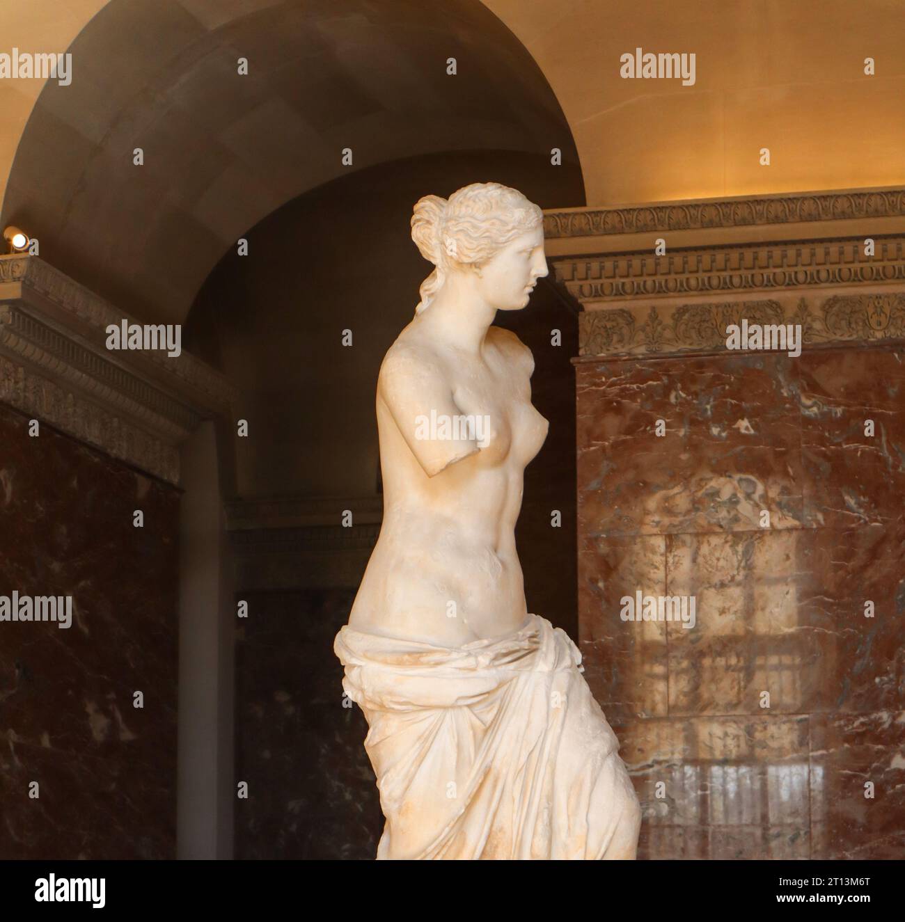 Venus de Milo Louvre. Louvre Museum, Paris, Frankreich. Seitenansicht. Skulpturengalerie im Louvre. Stockfoto