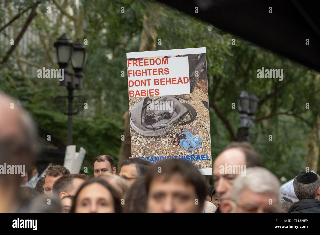 New York, Usa. Oktober 2023. NEW YORK, NEW YORK – 10. OKTOBER: Ein Mann hält das Schild „FREEDOM FIGHTERS DON'T ENTHAUPTUNG BABYS“ bei einer Mahnwache „New York Stands with Israel“ am 10. Oktober 2023 in New York City. Im ganzen Land und auf der ganzen Welt nehmen Anhänger Israels an Versammlungen Teil, um ihre Unterstützung für Israel zu zeigen, nachdem am vergangenen Wochenende Angriffe palästinensischer Militanten angegriffen wurden, bei denen Hunderte von Zivilisten getötet und über hundert Geiseln in den Gazastreifen gebracht wurden. Quelle: Ron Adar/Alamy Live News Stockfoto