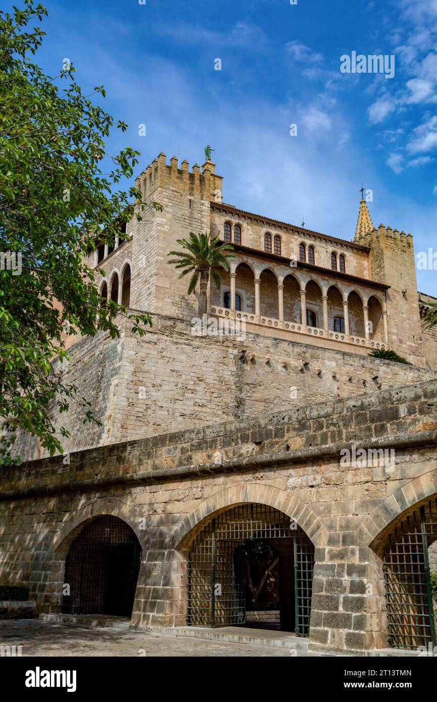 Königlicher Palast von La Almudaina neben der Kathedrale La Seu. Eine der offiziellen Residenzen der spanischen Königsfamilie. Stadt Palma de Mallorca. Balearische Inseln Stockfoto