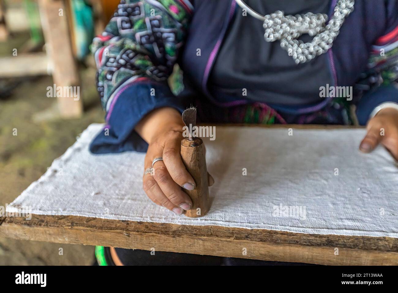SAPA, VIETNAM - 20. August 2023: Handgewebtes Gewebe aus Fasern aus Cannabis sativa oder Hanfstielen. Mit Bienenwachs bemalt und handgefärbt in Lao Chai. Stockfoto