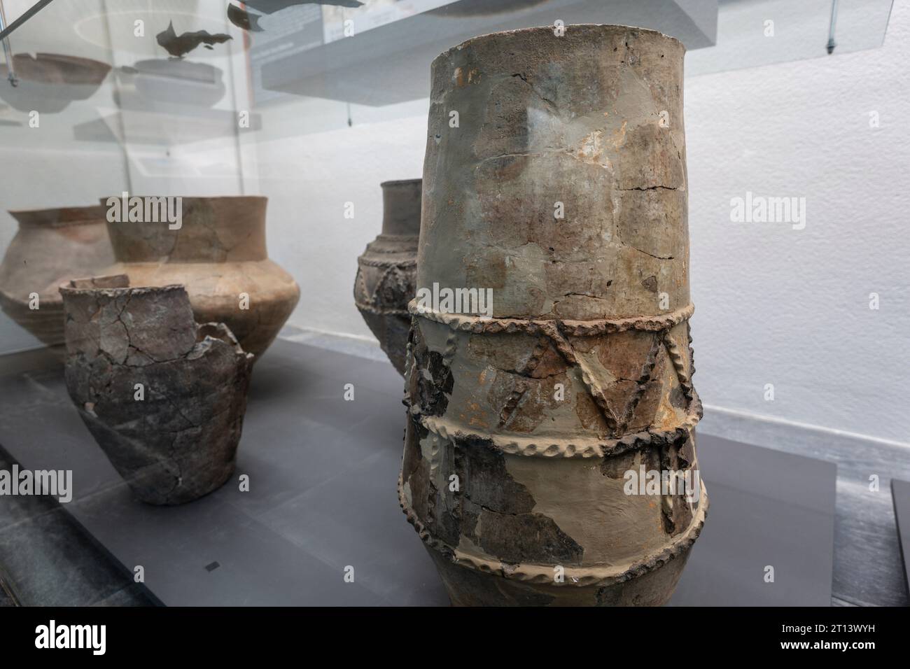 Dekorierte Gläser mit zylindrischem Hals, frühe Eisenzeit, Museum von Navarra, Pamplona, Navarra, Spanien Stockfoto
