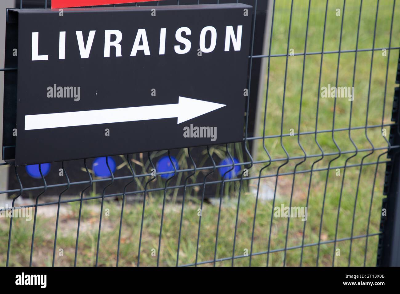 Französisches Schild Livraison bedeutet Lieferung auf Zaunwand-Empfangswagen Stockfoto