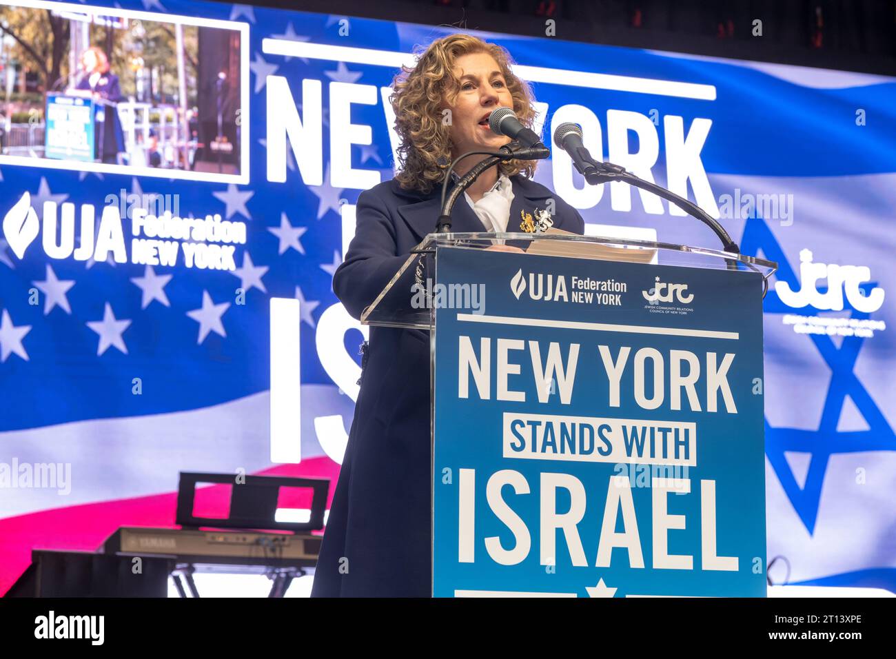 New York, Usa. Oktober 2023. Linda Mirels, Präsidentin der UJA Federation of New York, spricht bei einer Mahnwache „New York steht mit Israel“ am 10. Oktober 2023 in New York City. Im ganzen Land und auf der ganzen Welt nehmen Anhänger Israels an Versammlungen Teil, um ihre Unterstützung für Israel zu zeigen, nachdem am vergangenen Wochenende Angriffe palästinensischer Militanten angegriffen wurden, bei denen Hunderte von Zivilisten getötet und über hundert Geiseln in den Gazastreifen gebracht wurden. Quelle: SOPA Images Limited/Alamy Live News Stockfoto