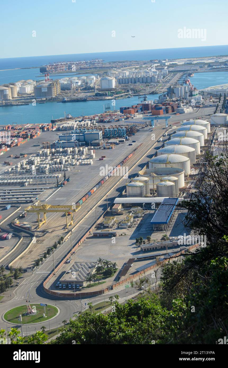 Blick auf den Hafen von Barcelona vom Gipfel des muntjuic Berges Stockfoto