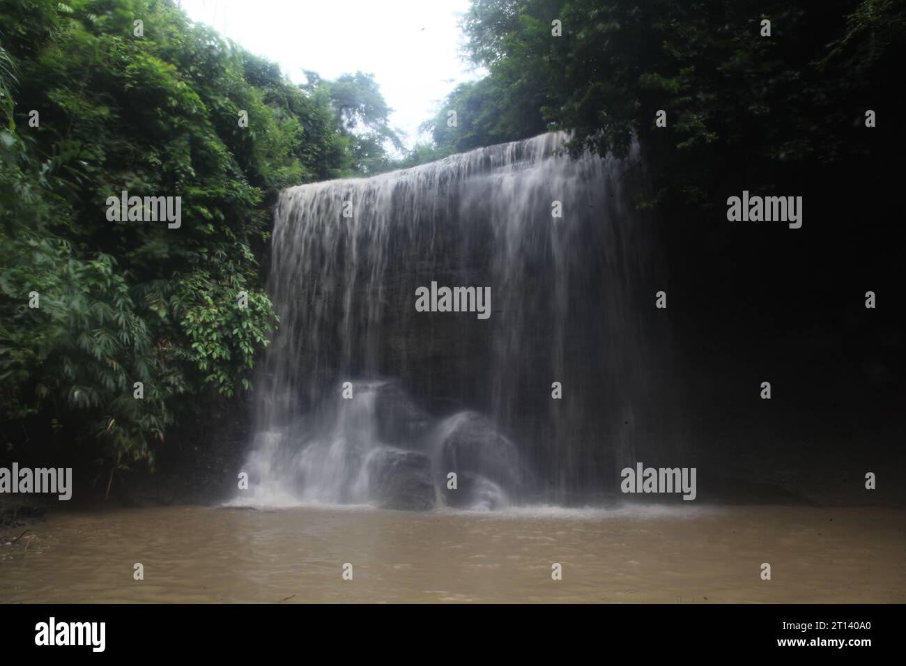 Chittagong Bangladesch 18. September 2023, Khoiyachora Multisteps Wasserfälle am Mirsharai Upazila in Chittagong, Bangladesch.Nazmul islam /Alamy live New Stockfoto