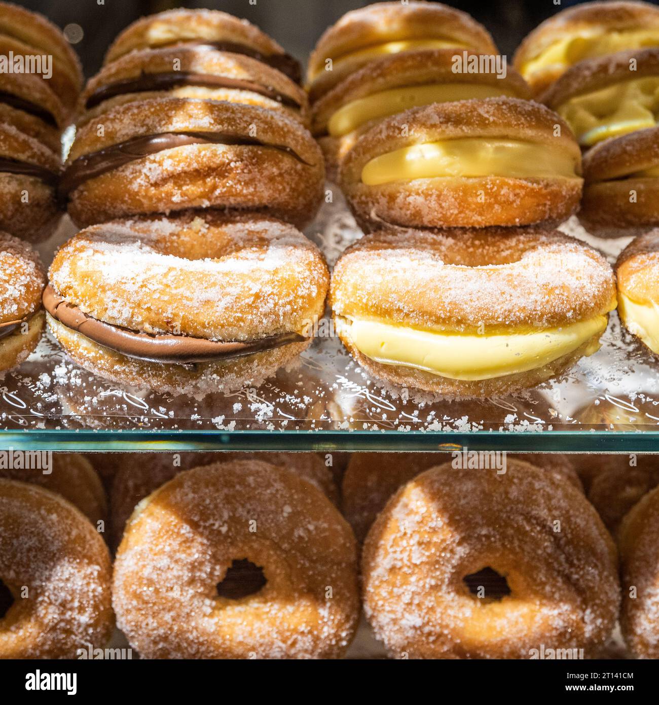 Rom, Italien - 2. Februar 2023: Frühstücksrestaurant im Food Court, bekannt als Central Market, il Mercato Centrale, im Bahnhof Termini Stockfoto