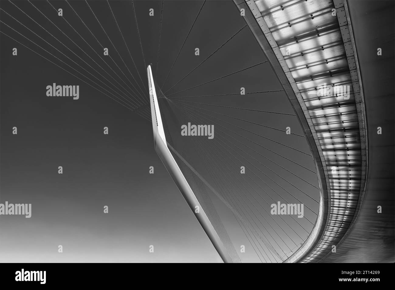 Straßenlandschaft bei Sonnenuntergang am Strand. Blick auf die große Autobahnbrücke im Sommer. landstraßen bei farbenprächtigem Sonnenuntergang. Türkei Reise auf der Küstenstraße. Stockfoto
