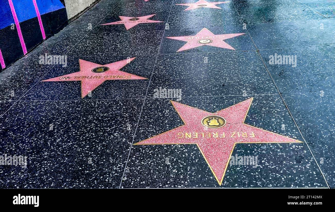 Los Angeles, Kalifornien, USA; 6. Oktober 2023: Mehrere Sterne auf dem Walk of Fame in Los Angeles, USA. Dieser Ort ist sehr touristisch und besucht. Stockfoto
