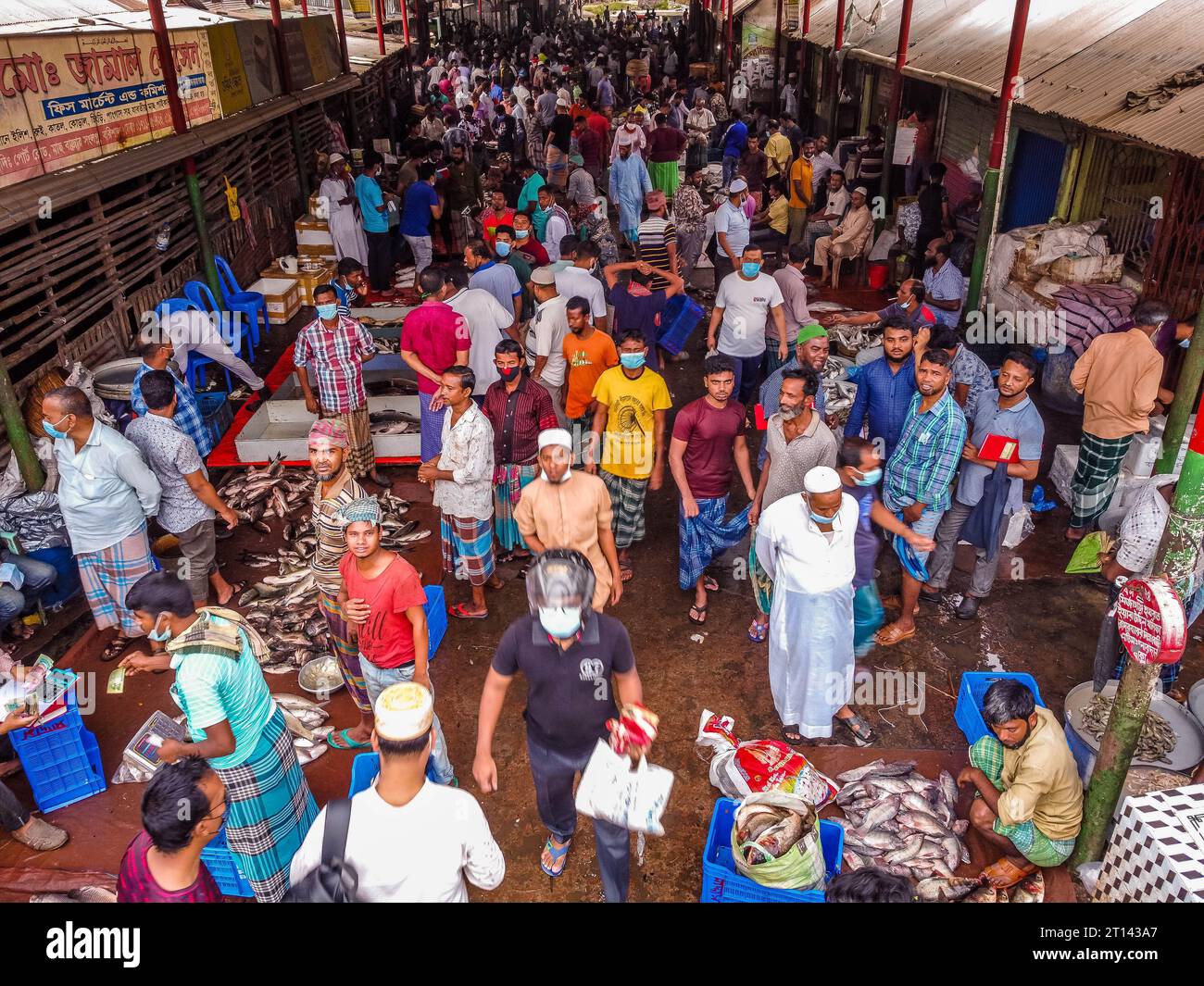 Menschen versammelten sich auf einem lokalen Fischmarkt, um Fisch in Barishal City in Bangladesch zu kaufen Stockfoto