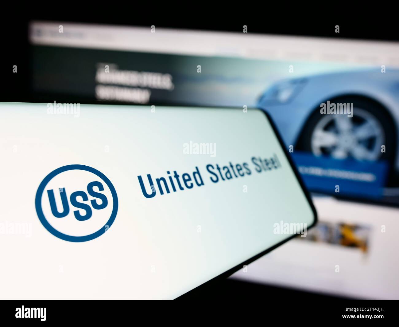 Smartphone mit Logo der US Steel Corporation (US Steel) vor der Business-Website. Fokus auf der linken Seite des Telefondisplays. Stockfoto