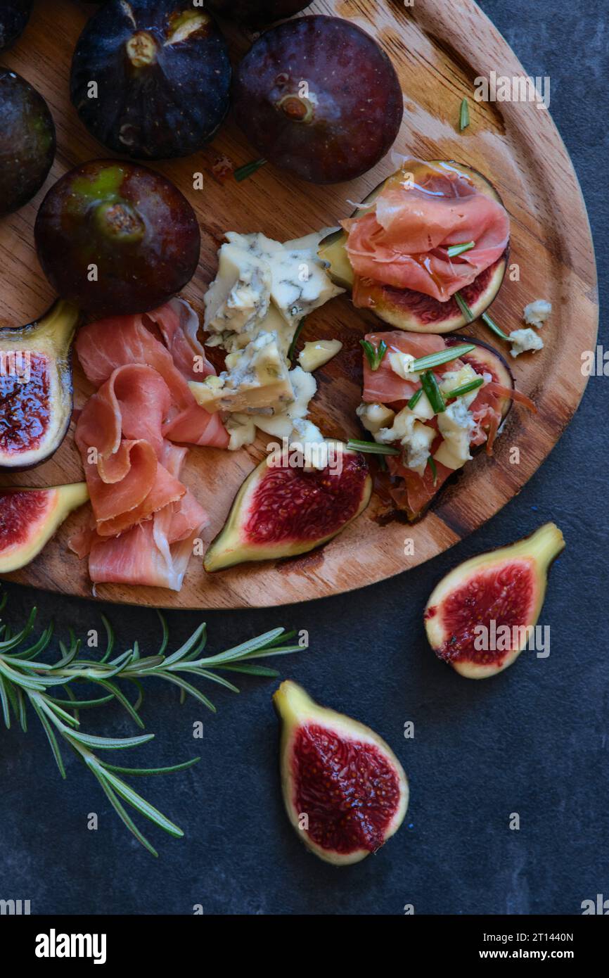 Feigen Käse mit Schimmel und Marmelade Stockfoto