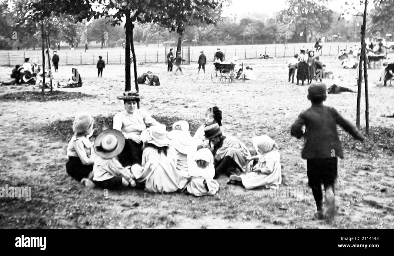A Slum Krankenschwester, St. James's Park, London, viktorianische Zeit Stockfoto