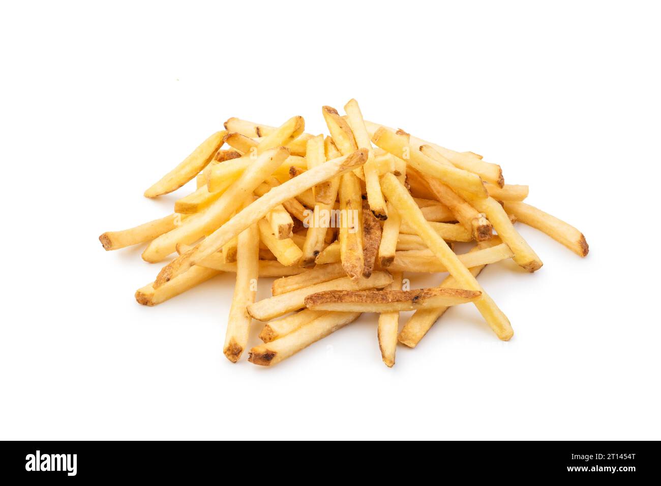 Pommes Frites stapeln sich auf weißem Hintergrund. Stockfoto