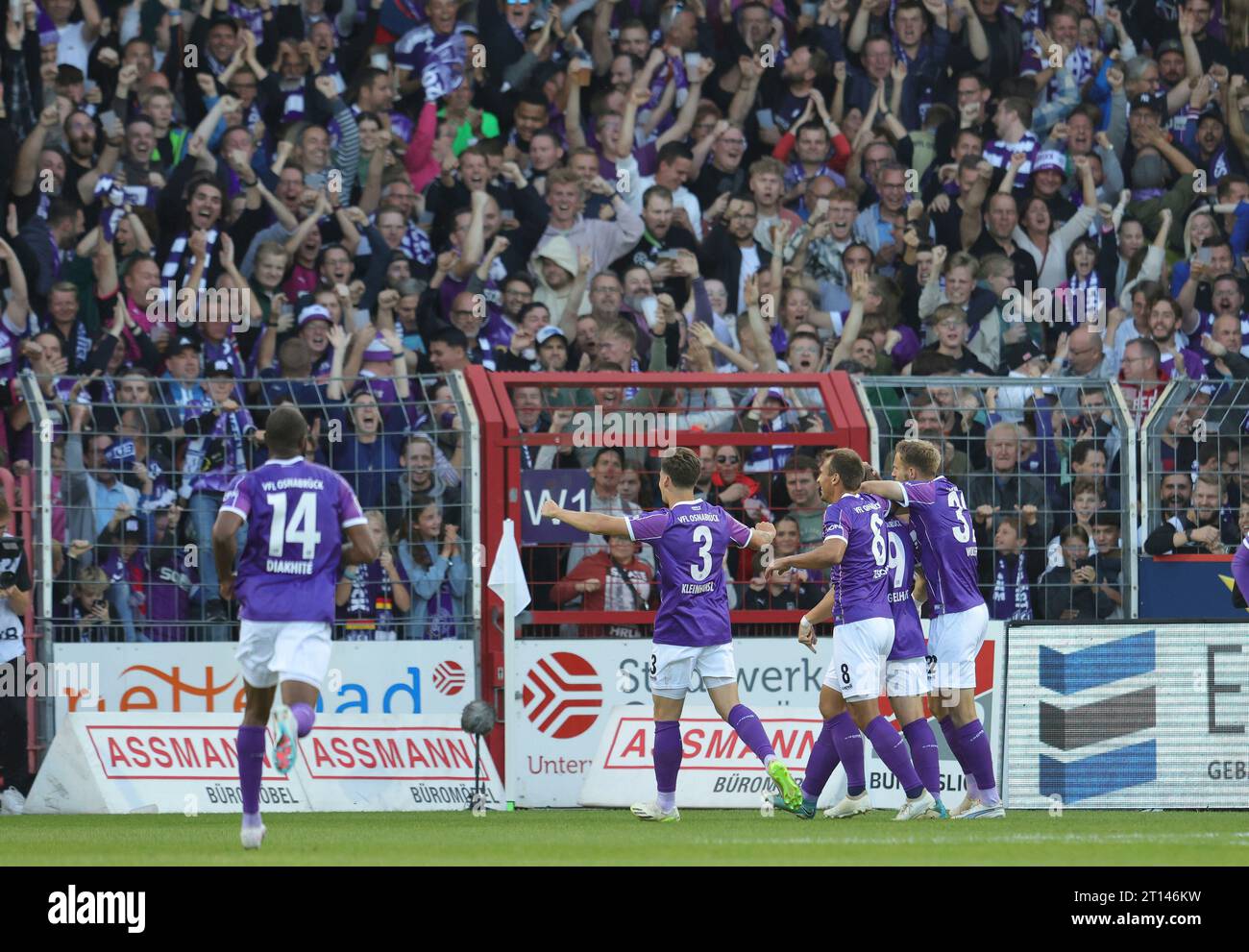 firo: 09/22/2023 Fußball: 2.Bundesliga VfL Osnabruck - HSV Hamburg HSV Hamburg Hamburg Hamburg Hamburg Hamburg Jubilation an der Brenmer Brücke nach dem 1:1 um 9 Erik Engelhardt mit Fans Stockfoto