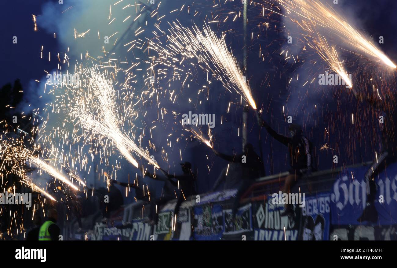 firo: 09/22/2023 Fußball: 2.Bundesliga VfL Osnabruck - HSV Hamburg Hamburg HSV Hamburg Hamburg Hamburg Ultras Feuerwerk Rauch HSV Hamburg Hamburg Hamburg Pyrotechnik Stockfoto