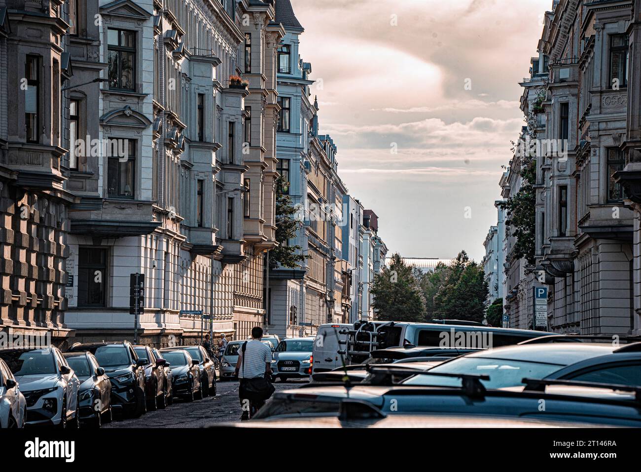 Straße im urbanen Leipzg im Waldstrassenviertel mit Gebäuden aus der Gründerzeit mit wunderbarem Licht der späten Nachmittagssonne. Stockfoto