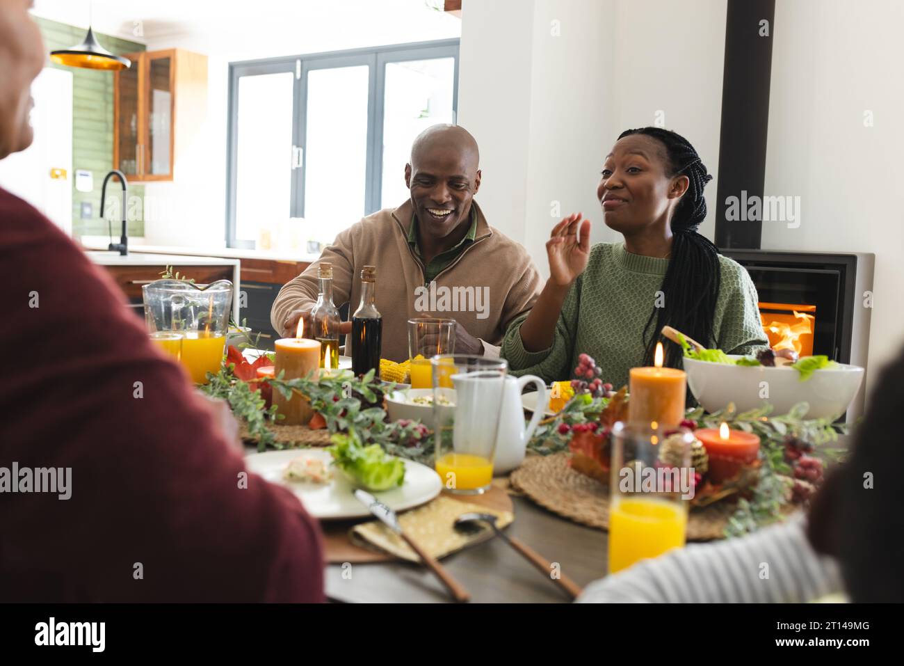 afroamerikanische Eltern und Großeltern feiern bei Thanksgiving Dinner, Zeitlupe Stockfoto