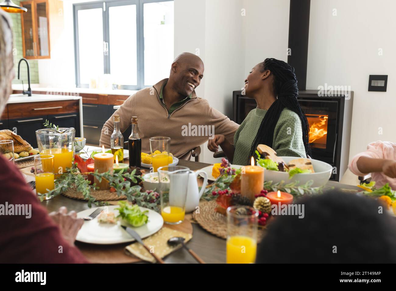 afroamerikanische Eltern feiern beim Thanksgiving-Dinner, Zeitlupe Stockfoto