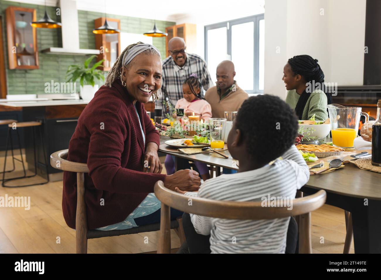 afroamerikanische Eltern, Kinder und Großeltern feiern beim Thanksgiving-Dinner Stockfoto