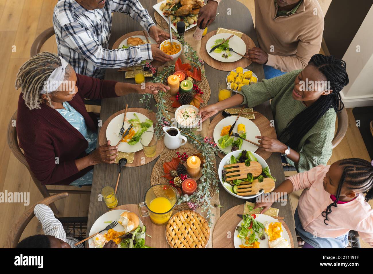 afroamerikanische Eltern, Kinder und Großeltern feiern beim Thanksgiving-Dinner Stockfoto