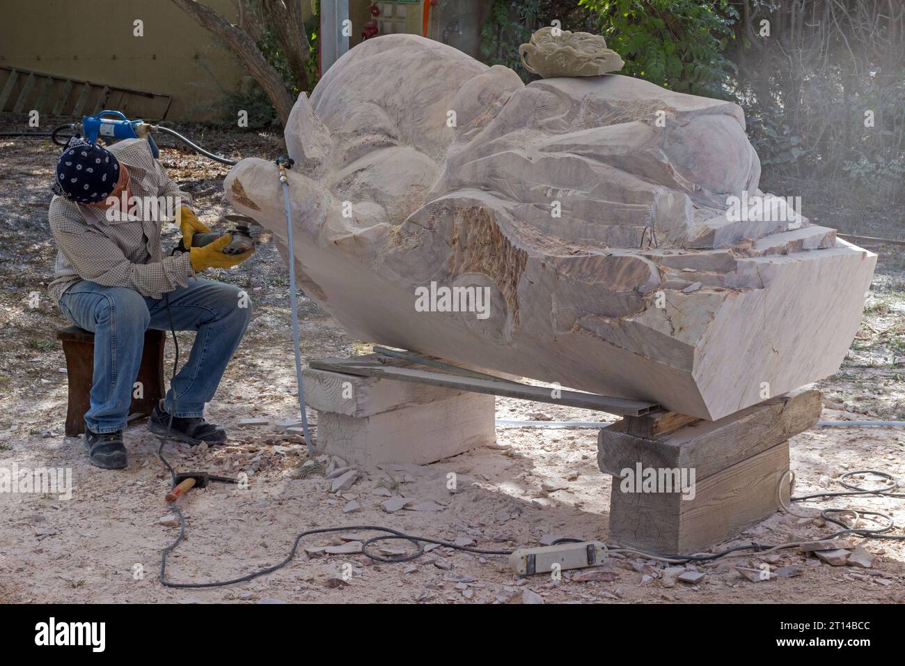 Bayssan-Szene. 5ᵉ Internationales Symposium der Skulptur auf Heraultais-Marmor. Artist in Residence. Amgalan Tsevegmid. Beziers, Occitanie, Frankreich Stockfoto