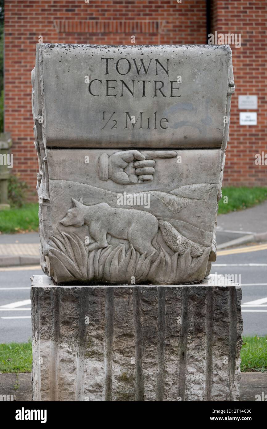 Stadtzentrum 1/2 m, skulpturiertes Schild, Market Harborough, Leicestershire, England, Großbritannien Stockfoto