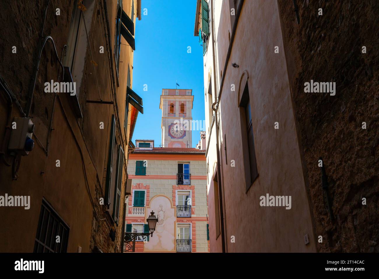 Piazza Girolamo Rossi, Palazzo decorato, mittelalterliche Straßen der Altstadt von Albenga, Italien. Stockfoto