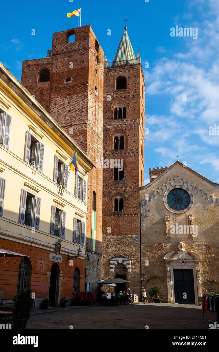 Kathedrale St. Michael Erzengel umgeben von Türmen im mittelalterlichen historischen Zentrum von Albenga, Italien. Stockfoto