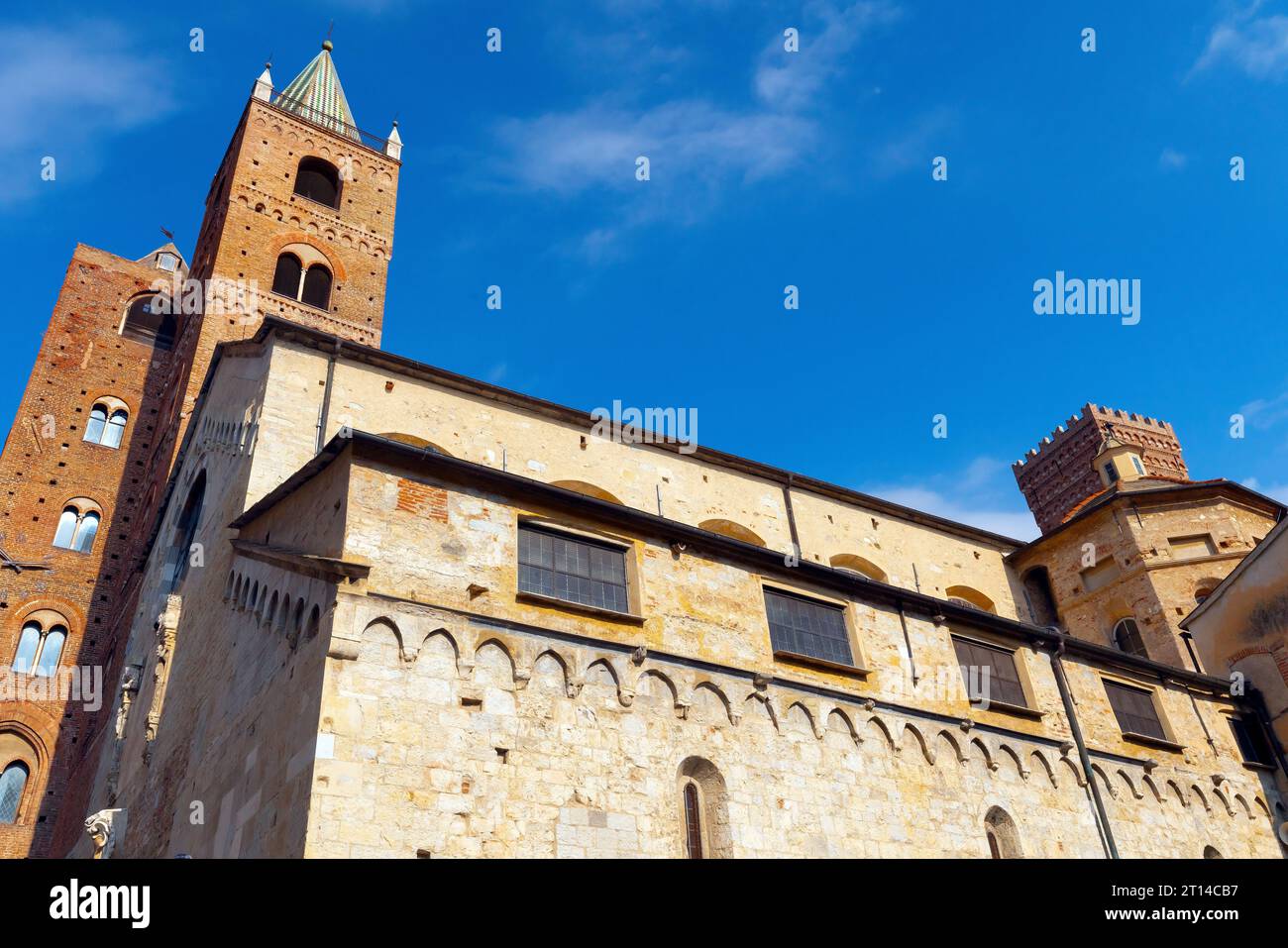 Kathedrale St. Michael Erzengel umgeben von Türmen im mittelalterlichen historischen Zentrum von Albenga, Italien. Stockfoto