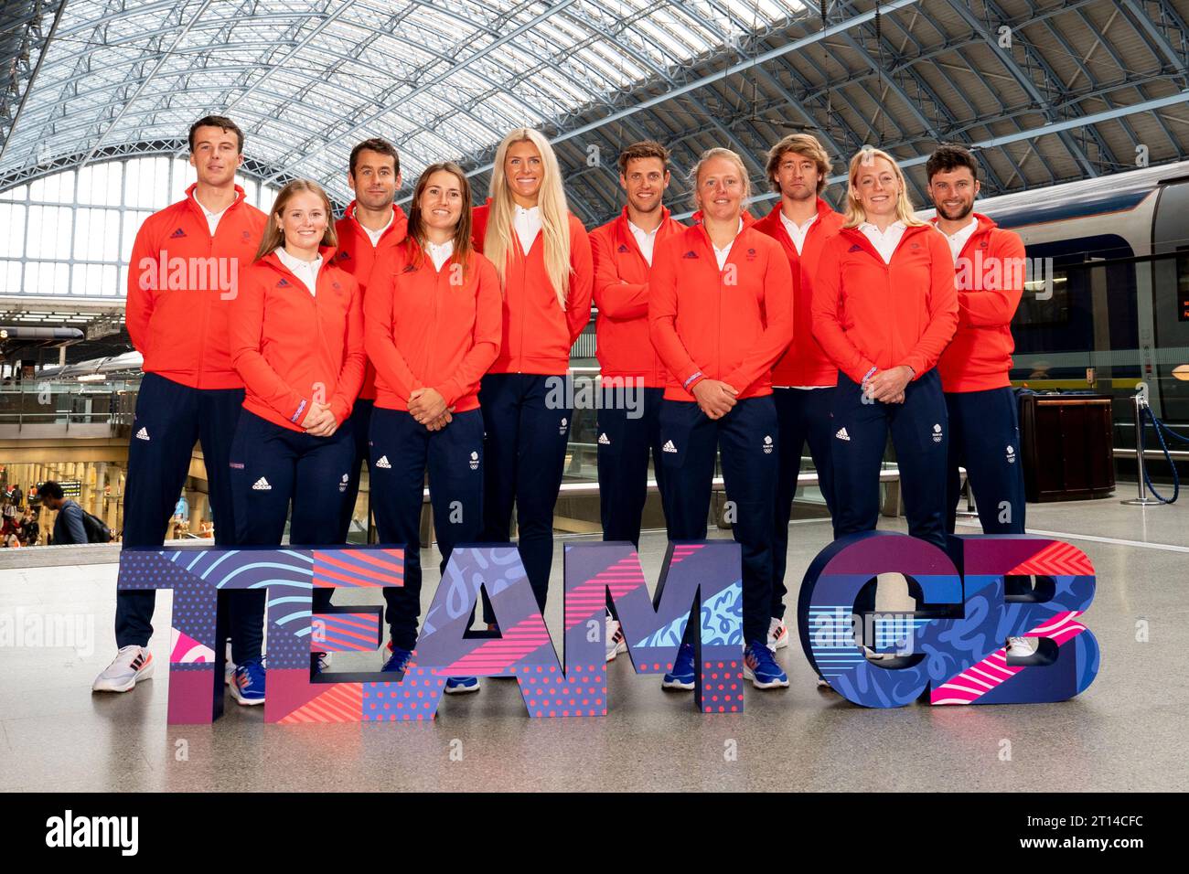 Hintere Reihe L/R Michael Beckett, John Gimson, Saskia Tidey, Fynn Sterritt, Sam Sills, James Peters Front Row L/R Freya Black, Anna Burnet, Emma Wilson und Ellie Aldridge während der Ankündigung des Team GB Paris 2024 Segelteams in St. Pancras International, London. Bilddatum: Mittwoch, 11. Oktober 2023. Stockfoto