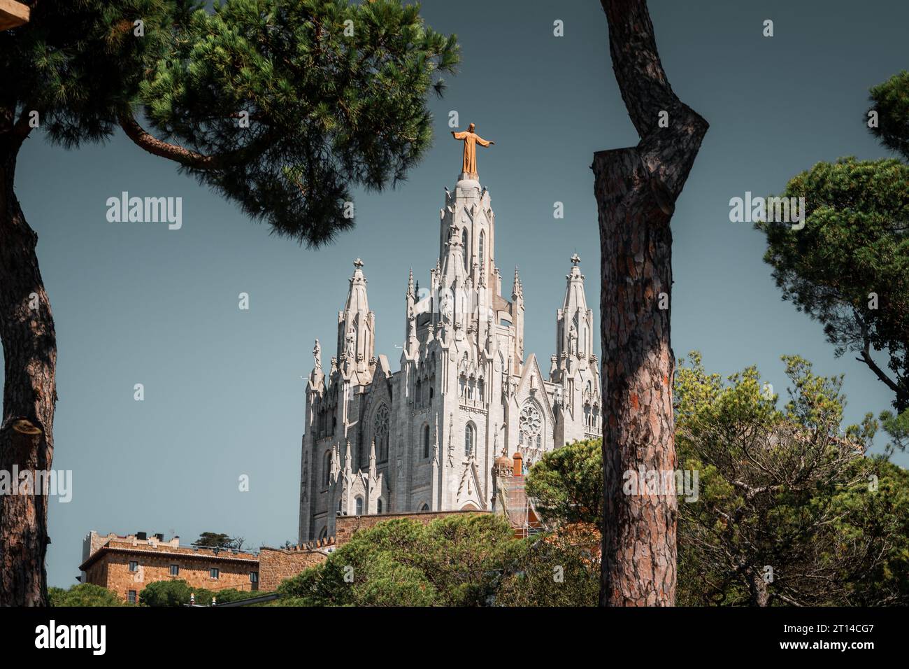 Der Tempel Expiatori del Sagrat Cor ist eine römisch-katholische Kirche und eine kleine Basilika auf dem Gipfel des Tibidabo in Barcelona, Katalonien Stockfoto