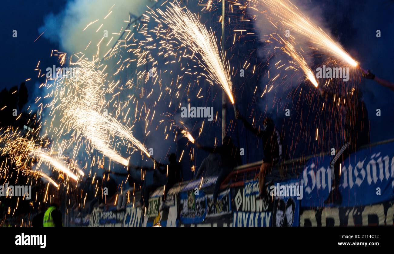 firo: 22/2023 Fußball: 2. Bundesliga VfL Osnabruck - HSV Hamburg HSV Hamburg Hamburg Hamburg Hamburg Hamburg 2:1 Pyrotechnik, Feuerwerk, Ultras, Fans, Pyro, Rauch am Zaun Stockfoto