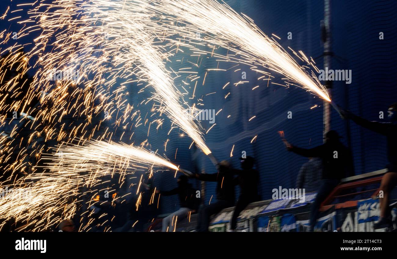 firo: 22/2023 Fußball: 2. Bundesliga VfL Osnabruck - HSV Hamburg HSV Hamburg Hamburg Hamburg Hamburg Hamburg 2:1 Pyrotechnik, Feuerwerk, Ultras, Fans, Pyro, Rauch am Zaun Stockfoto