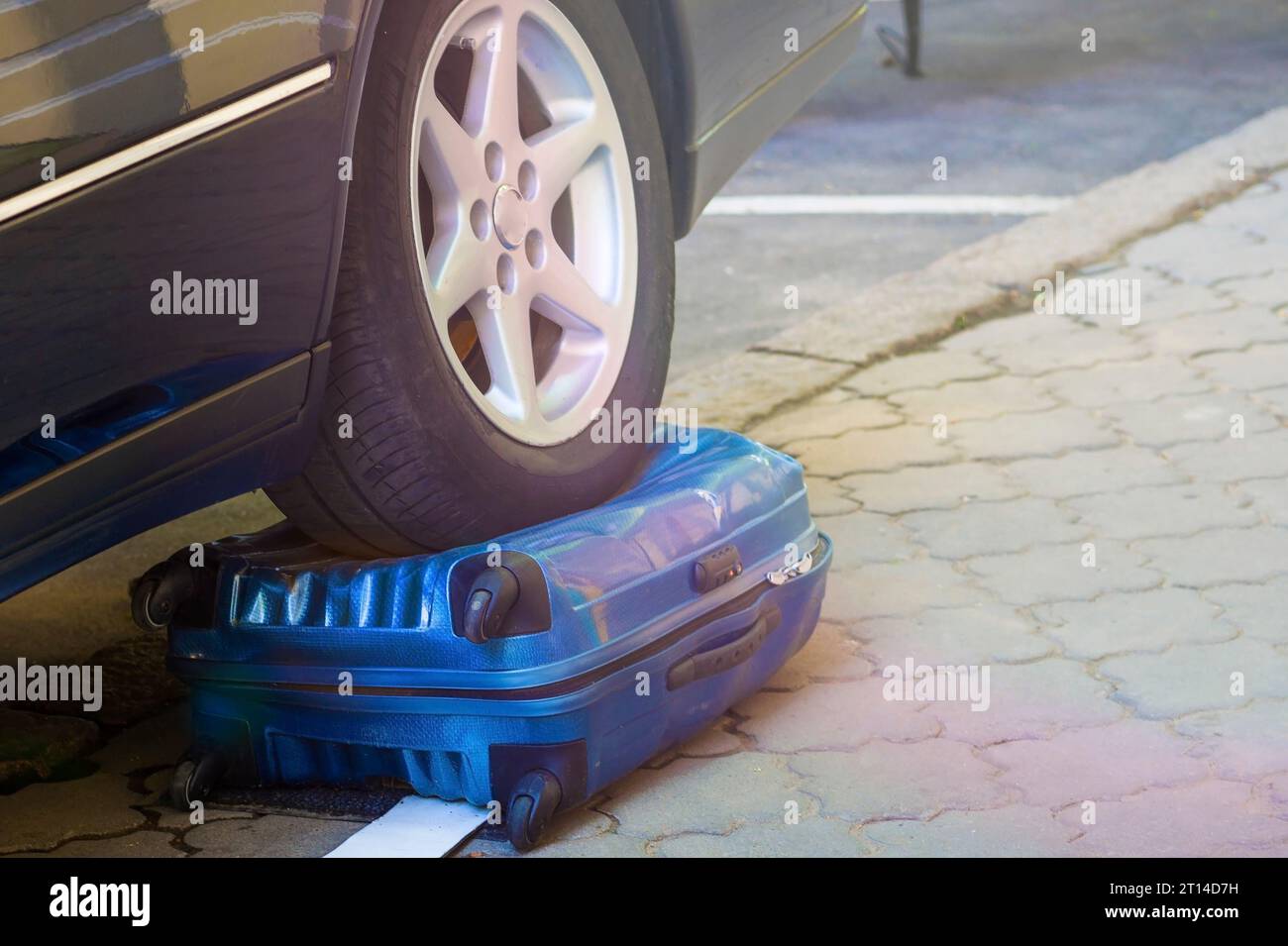 Autorad am Koffer. Das zerstörte Gepäck. Konzept eines zuverlässigen Koffer für Gepäck und Reisen. Verdorbenes Gepäck. Der Wagen fuhr über einen Gegenstand. gebh Stockfoto Autorad am Koffer. Das zerstörte Gepäck. Konzept eines zuverlässigen Koffer für Gepäck und Reisen. Verdorbenes Gepäck. Der Wagen fuhr über einen Gegenstand. gebh Stockfoto