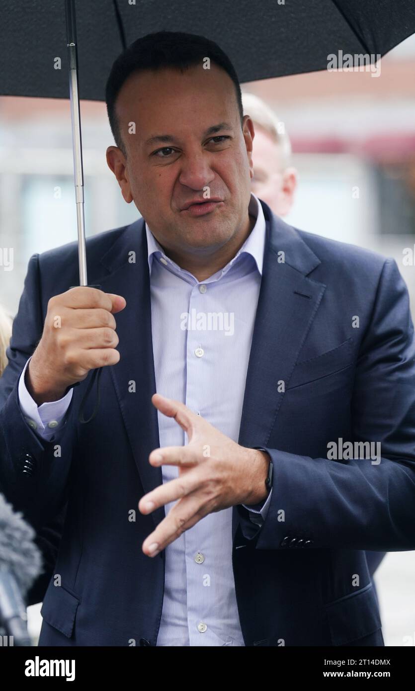 Taoiseach Leo Varadkar spricht mit den Medien nach einem Vormittagsbesuch von Pendlern auf dem Bürgermeisterplatz im Stadtzentrum von Dublin. Bilddatum: Mittwoch, 11. Oktober 2023. Stockfoto