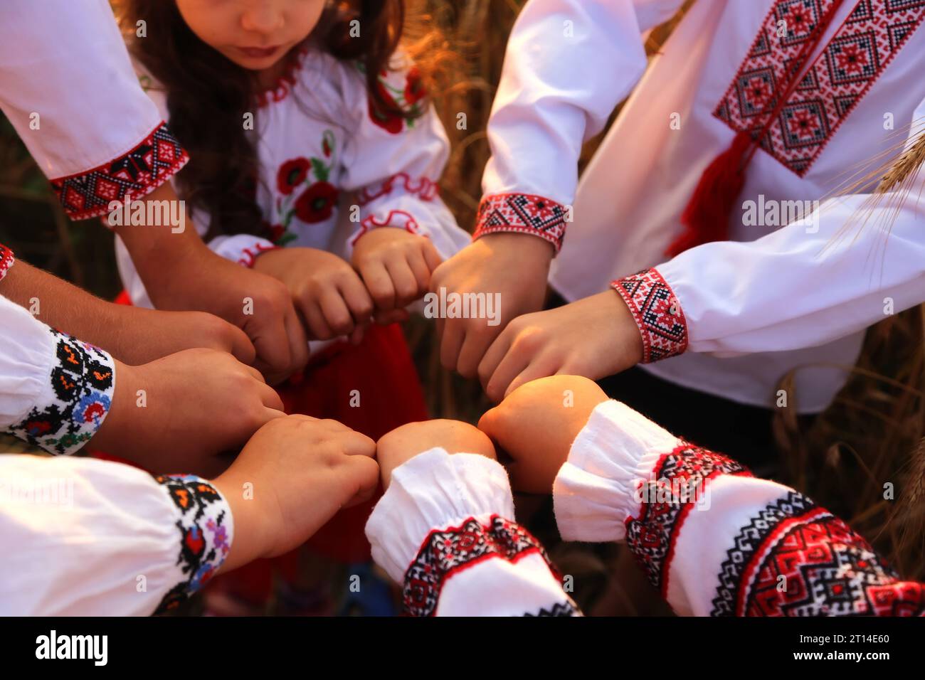 Die Hände von Kindern aus gesticktem Shir sind in einer einladenden Geste verbunden. Die vereinigten Hände symbolisieren Einheit. Unabhängigkeitstag der Ukraine, Constitu Stockfoto