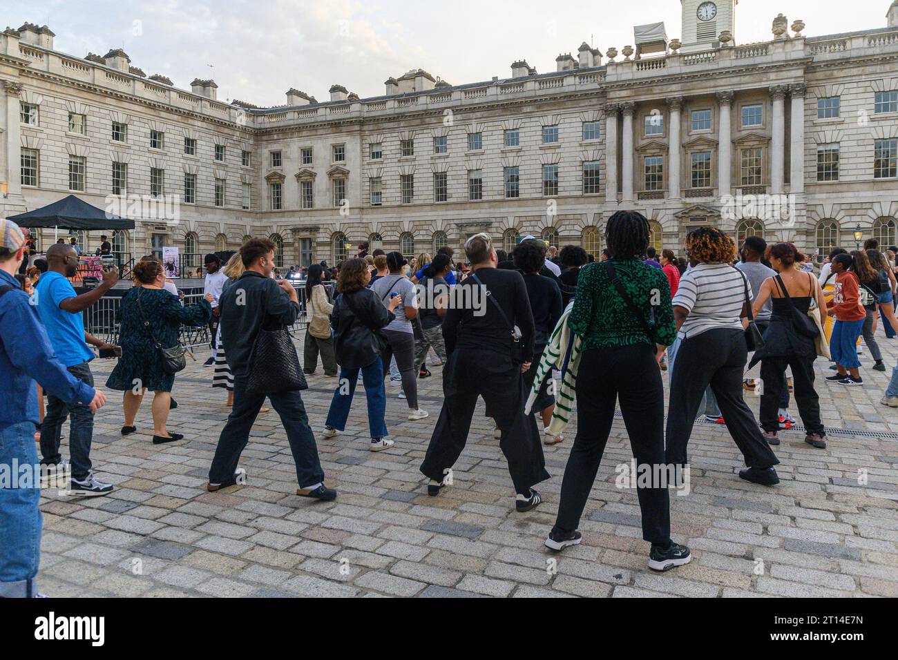 London, UK, 7. Oktober 2023, London Battle findet im Jahr 2023 zum 50. Jahrestag der Hip Hop-Kultur statt. Im Oktober ist Somerset House der Ort, an dem es zu sein gilt. Eine Londoner Schlacht findet mit einem Tanz zwischen Nord-, Süd-, Ost- und Westgruppen der Hauptstadt statt. Champions of London - OST: @Jordanjfunk, @evion mantis & @itsshush. Kuratiert von Jade Hackett für Dance Umbrella 2023 in Zusammenarbeit mit Somerset House., London, Andrew Lalchan Photography/Alamy Live News Stockfoto