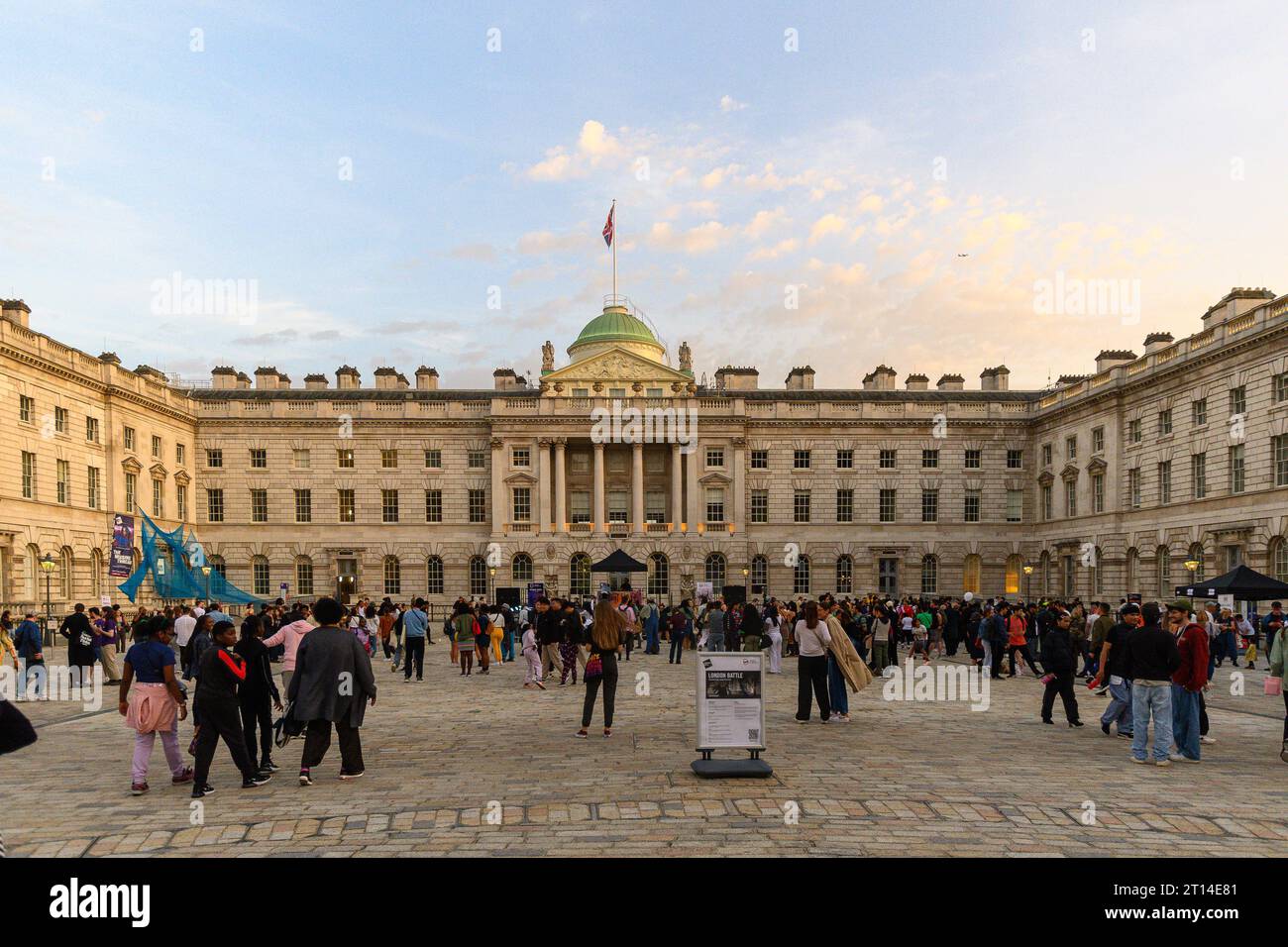 London, UK, 7. Oktober 2023, London Battle findet im Jahr 2023 zum 50. Jahrestag der Hip Hop-Kultur statt. Im Oktober ist Somerset House der Ort, an dem es zu sein gilt. Eine Londoner Schlacht findet mit einem Tanz zwischen Nord-, Süd-, Ost- und Westgruppen der Hauptstadt statt. Champions of London - OST: @Jordanjfunk, @evion mantis & @itsshush. Kuratiert von Jade Hackett für Dance Umbrella 2023 in Zusammenarbeit mit Somerset House., London, Andrew Lalchan Photography/Alamy Live News Stockfoto