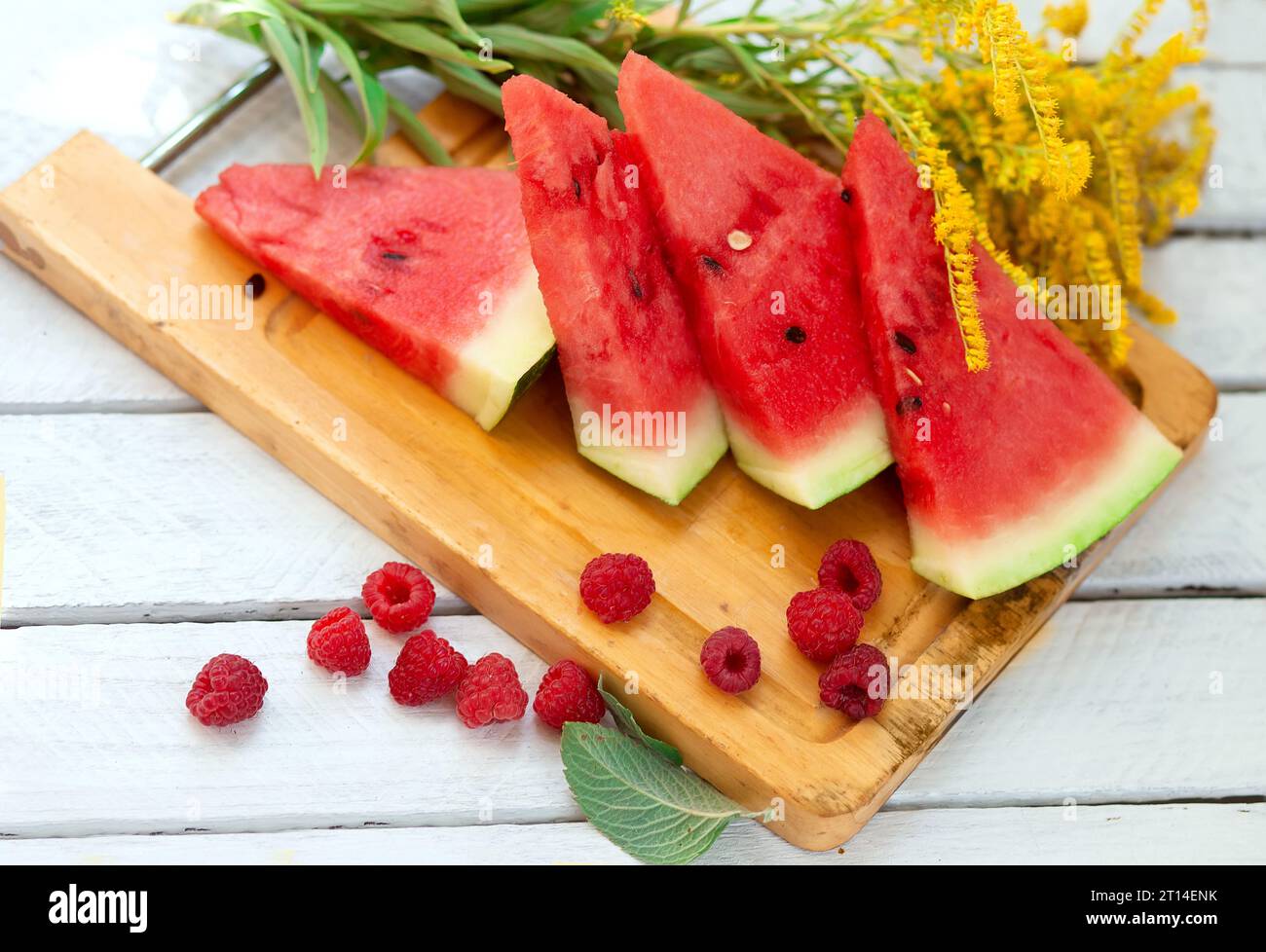 Melone und Wassermelone Stücke in einem hölzernen Hintergrund. Stockfoto