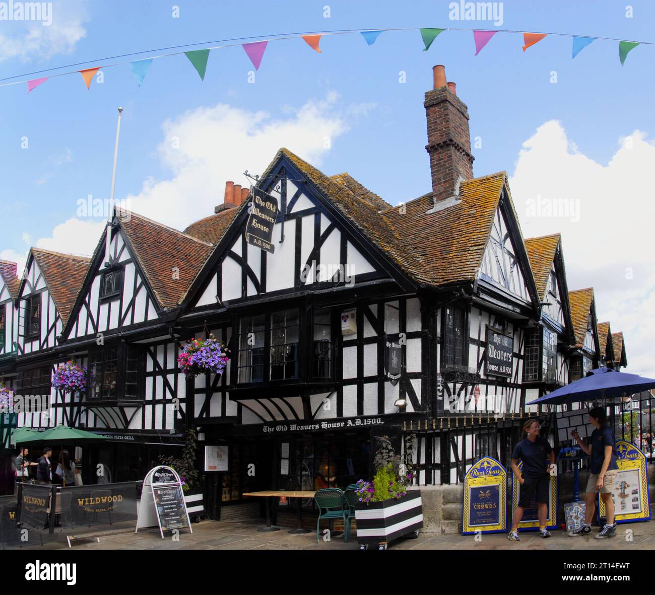 Das Old Weavers House Restaurant, 1500 n. Chr., Canterbury, Kent mit Faden über dem Kopf und hängenden Körben an den Wänden Stockfoto