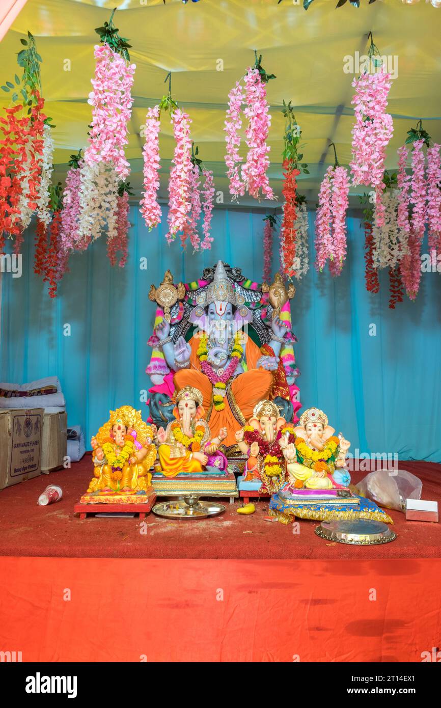 Ein schönes Idol von Lord Ganesha, das an einem mandal in Mumbai für das verheißungsvolle indische Festival von Ganesh Chaturth angebetet wird Stockfoto