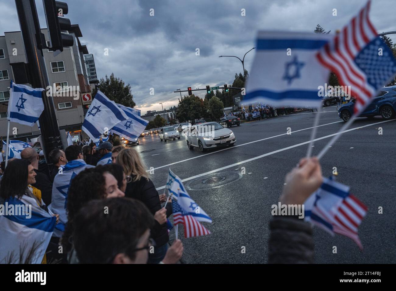 Die israelische Flagge ist stolz auf eine Demonstration, die pro-israelische Demonstranten nach Bellevue brachte. Hunderte von israelischen Anhängern versammelten sich in Bellevue und hielten israelische Fahnen und Plakate. Sie kamen zusammen, um ihre Solidarität angesichts einer sich verschärfenden Krise zum Ausdruck zu bringen. Stockfoto