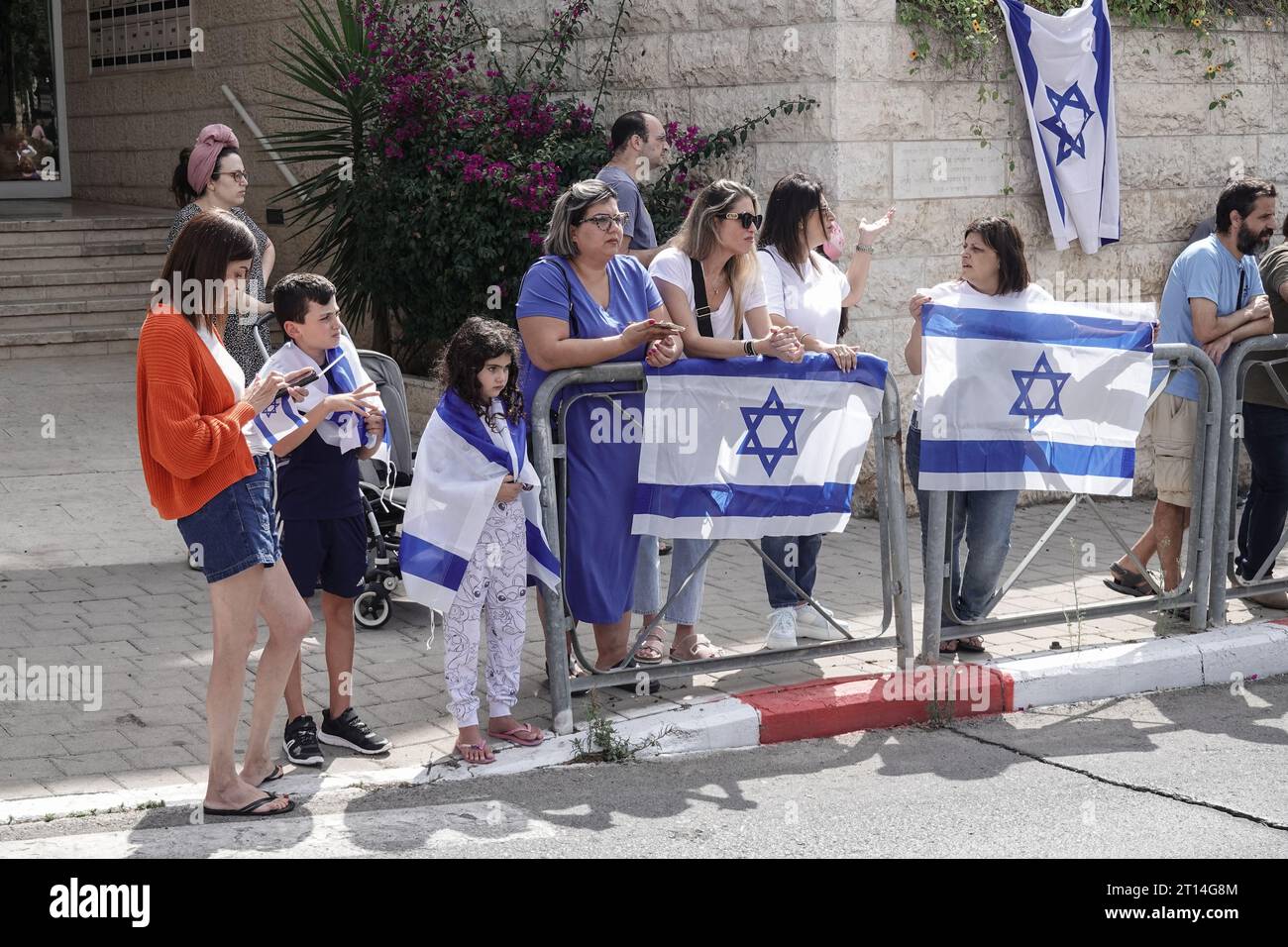 Jerusalem, Israel. Oktober 2023. Trauerprozession für IDF Golani Brigade Sgt Adi Tzur verlässt das Haus der Familie, während Hunderte mit israelischen Fahnen die Straße säumen, um ihren Respekt und Dankbarkeit für sein Opfer zu zollen. Tzur war unter Hunderten, die nach dem massiven Raketenfeuer aus dem Gazastreifen auf Israel am 7. Oktober 2023, der Infiltration von bewaffneten Männern auf israelisches Territorium, dem Massaker an Frauen und Kindern in ihren Häusern und der Geiselnahme von Zivilisten und Soldaten nicht mehr bekannt waren. Israel ist in einen Krieg mit der Hamas im Gazastreifen verwickelt. 300.000 Reservisten und die IS wurden eingesetzt Stockfoto