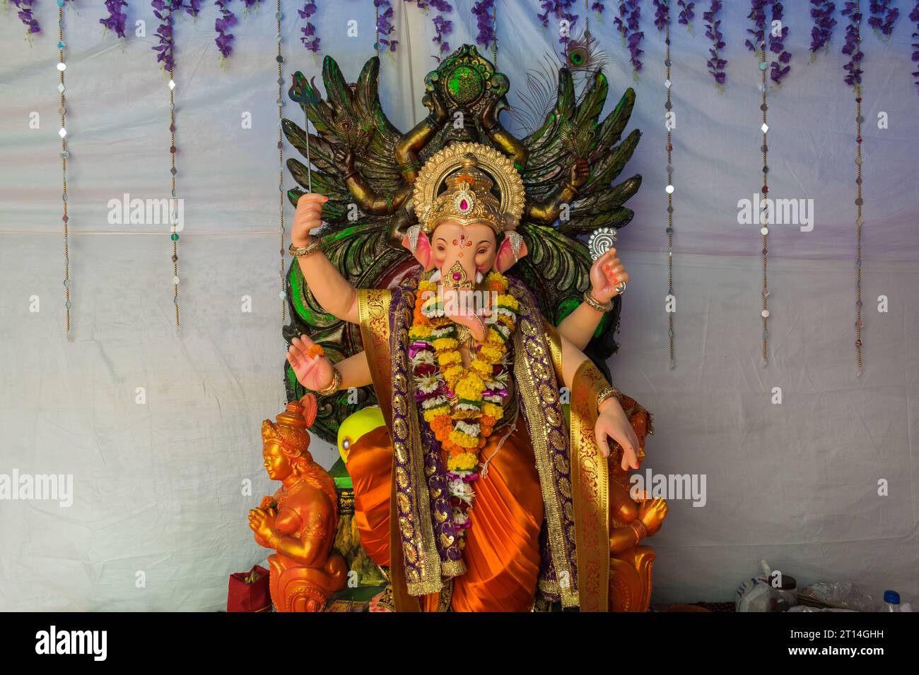 Ein schönes Idol von Lord Ganesha, das an einem mandal in Mumbai für das verheißungsvolle indische Festival von Ganesh Chaturth angebetet wird Stockfoto