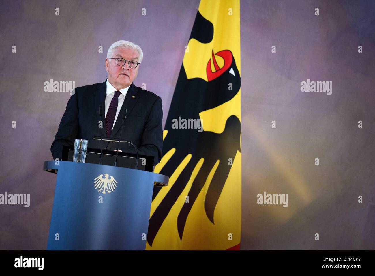11. Oktober 2023, Berlin: Bundespräsident Frank-Walter Steinmeier spricht bei der Präsentation der Ergebnisse des Forschungsprojekts „Amt des Bundespräsidenten und Nationalsozialismus 1949-1994“ im Schloss Bellevue. Ein Forscherteam um Professor Norbert frei von der Friedrich-Schiller-Universität Jena untersuchte die Biografien und Mandate der sechs deutschen Präsidenten von 1949 bis 1994. Darüber hinaus Reden und Staatsbesuche der Bundespräsidenten, ihr Umgang mit NS-Tätern, das Gedenken an Opfer von NS-Verbrechen sowie Ernennungen und Selbsthingabe Stockfoto